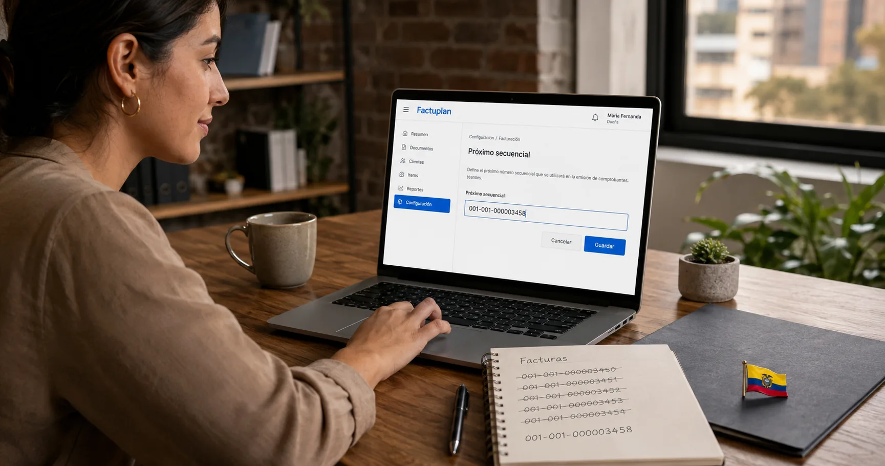 Emprendedora ecuatoriana en su oficina editando el campo Próximo secuencial dentro del panel de Factuplan en su laptop, con la siguiente factura lista para emitirse