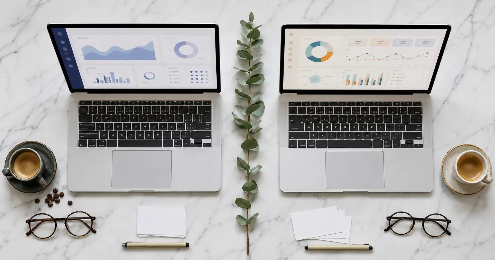 Dos laptops idénticas enfrentadas sobre un escritorio blanco mostrando interfaces de software en una composición simétrica de comparativa