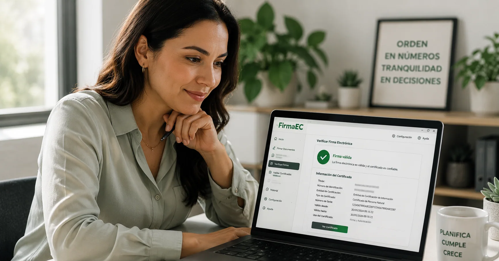 Contador ecuatoriano verificando su certificado P12 en el software FirmaEC mostrando en pantalla los datos del certificado y un check verde de validez