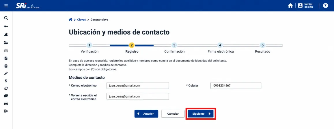 Pantalla Ubicación y medios de contacto del SRI en el paso 2 (Registro) con los campos de correo electrónico, confirmación de correo y celular, y el botón Siguiente resaltado