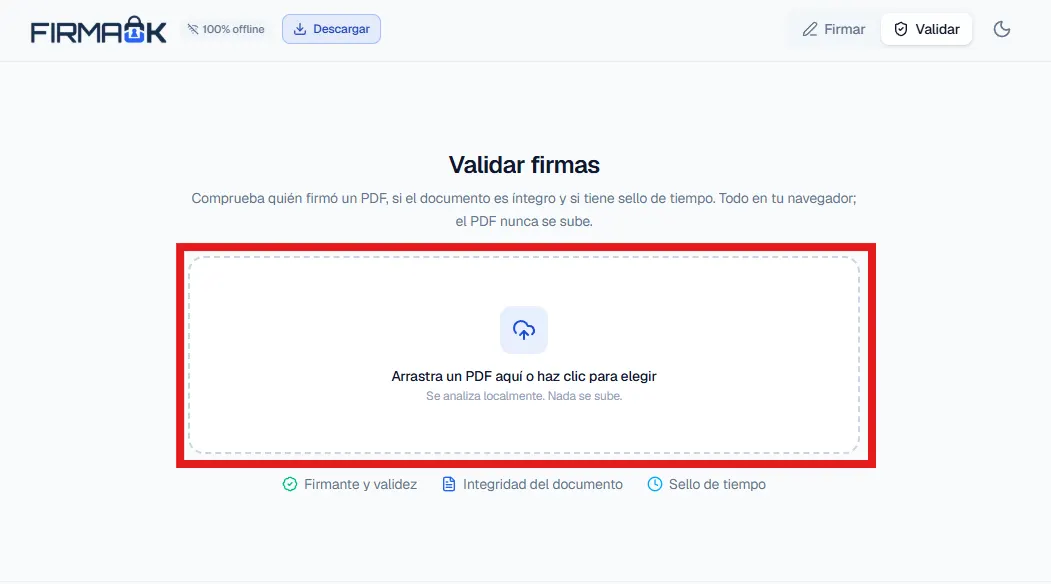 Zona de carga del validador de FirmaOK resaltada en rojo con el texto Arrastra un PDF aquí o haz clic para elegir y la nota de que se analiza localmente y nada se sube
